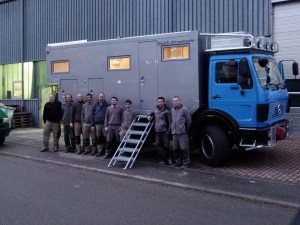 Vor der Werkstatt - Hermine mit Team Woelke